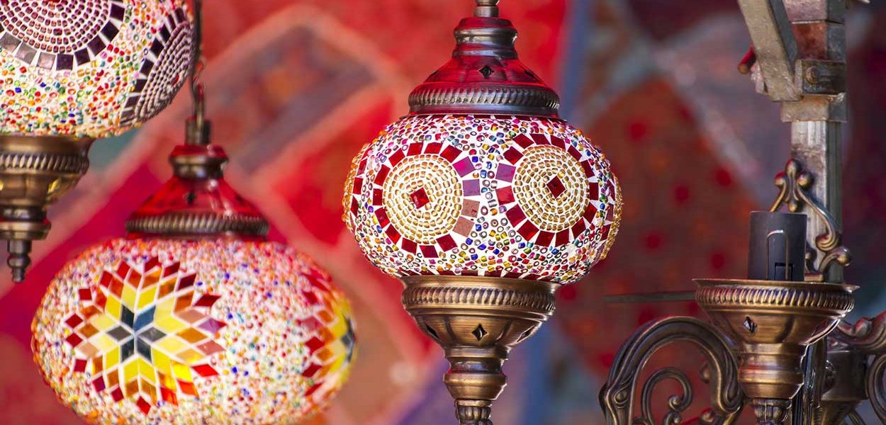 » قطر » ۱۰ سوغات قطر از شیرینی خرما تا رنگین‌کمان شال‌های پشمی