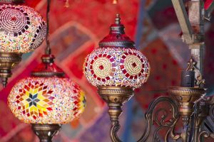» قطر » ۱۰ سوغات قطر از شیرینی خرما تا رنگین‌کمان شال‌های پشمی