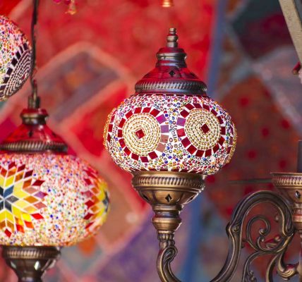 » قطر » ۱۰ سوغات قطر از شیرینی خرما تا رنگین‌کمان شال‌های پشمی