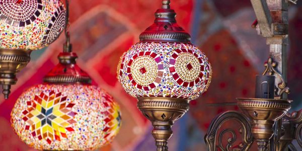 » قطر » ۱۰ سوغات قطر از شیرینی خرما تا رنگین‌کمان شال‌های پشمی