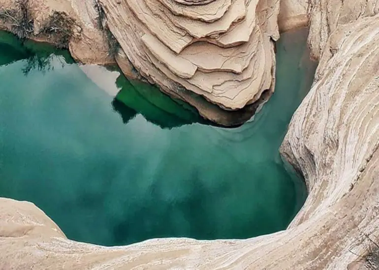 – ساحل بی رهو پارسیان.