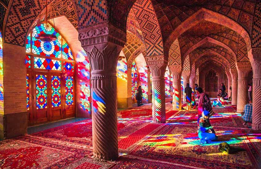 . مسجد نصیرالملک، دنیای عرفانی رنگ و نور