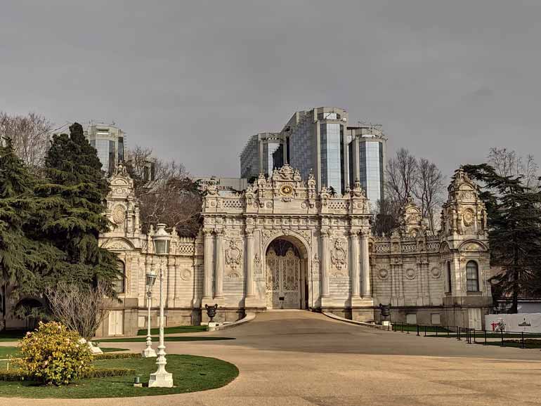 کاخ دولما باغچه کجاست؟