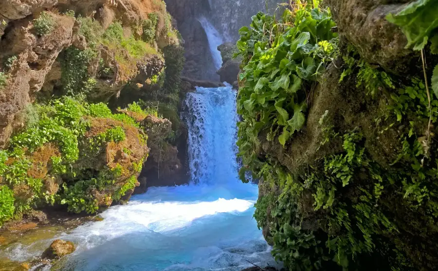 – آبشار آتشگاه؛ طولانی‌ترین آبشار ایران در دل دره‌ای مینیاتوری