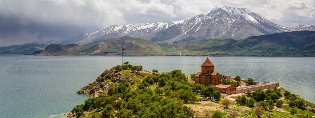 جزیره آکدامار؛ عاشقانه‌ای در دل دریاچه وان ترکیه