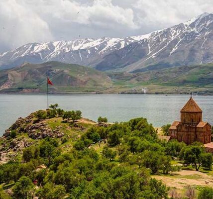 جزیره آکدامار؛ عاشقانه‌ای در دل دریاچه وان ترکیه