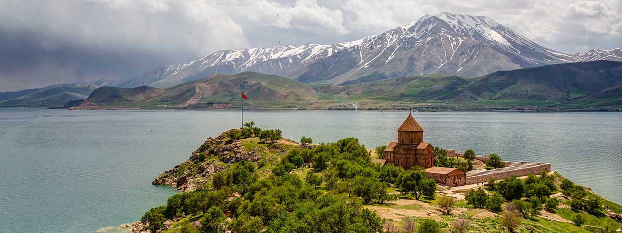 جزیره آکدامار؛ عاشقانه‌ای در دل دریاچه وان ترکیه