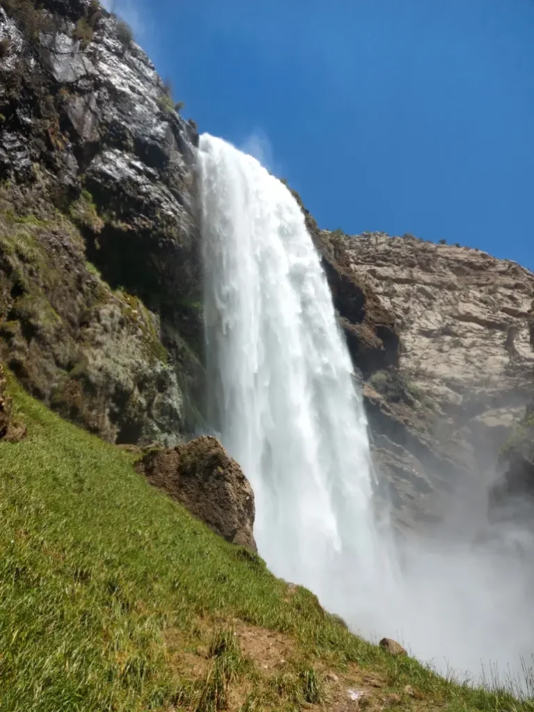 – آبشار تنگ زندان