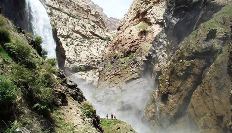 – آبشار تنگ زندان.