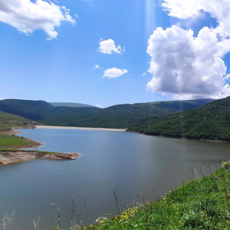 – شنا در چشمه‌های آبگرم