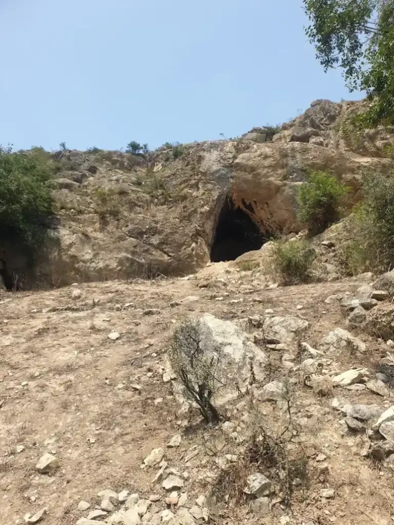 ۱۶. غار زنگیان
