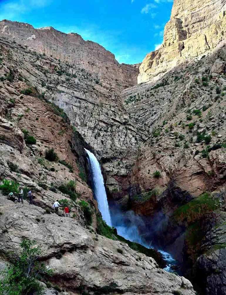 آبشار تنگ زندان چهار محال و بختیاری و تجربه طبیعت‌گردی.