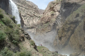 آبشار تنگ زندان چهار محال و بختیاری و تجربه طبیعت‌گردی