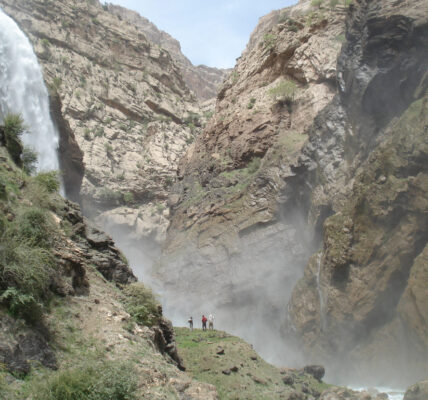 آبشار تنگ زندان چهار محال و بختیاری و تجربه طبیعت‌گردی