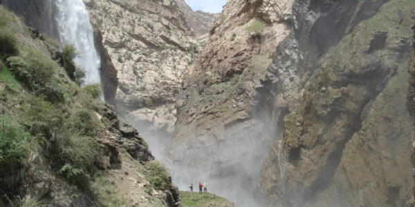 آبشار تنگ زندان چهار محال و بختیاری و تجربه طبیعت‌گردی