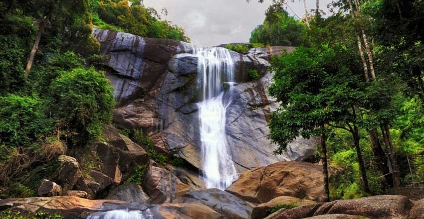 ۱۴. آبشارهای تلاگا توجو (Telaga Tujuh Waterfalls)